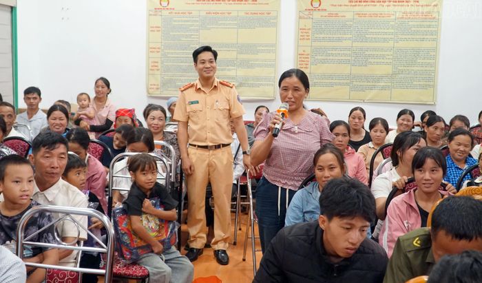 Phòng Cảnh sát giao thông, Công an tỉnh tuyên truyền pháp luật về trật tự, an toàn giao thông và tặng mũ bảo hiểm cho người dân.