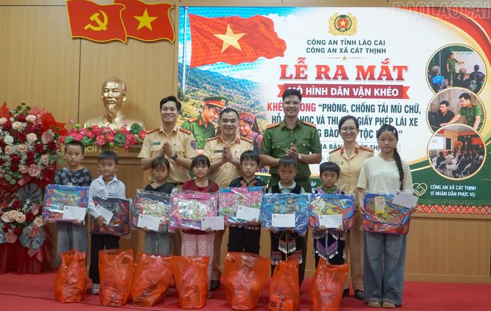 Phòng PC08, Công an tỉnh, Công an xã Cát Thịnh và các nhà hảo tâm tặng quà cho học sinh và người dân.