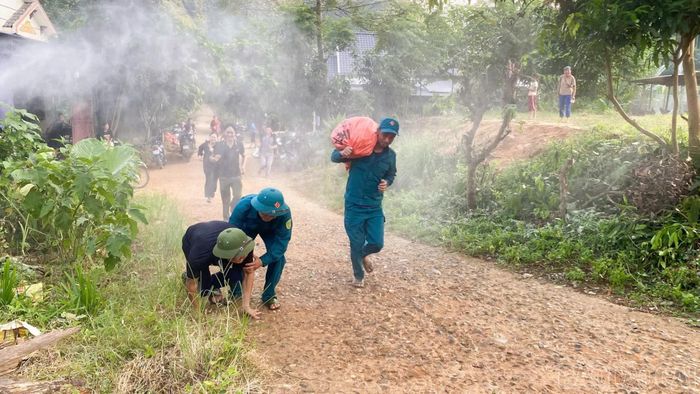 Các lực lượng hợp luyện phương án cứu người, di chuyển tài sản khỏi khu vực nguy hiểm.