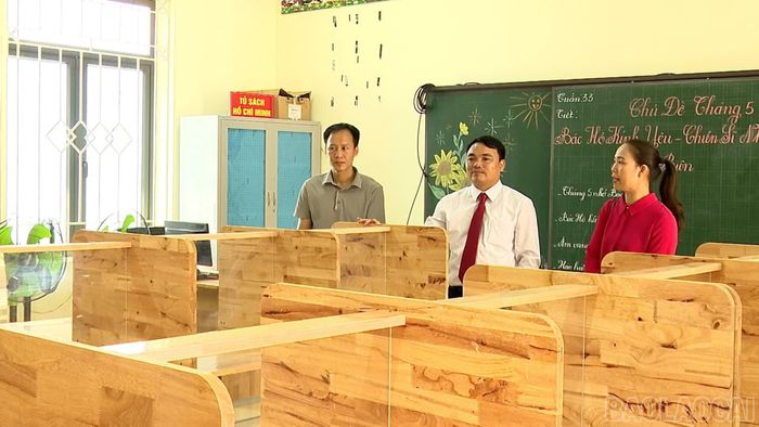 Thư viện Trường Tiểu học và Trung học cơ sở Suối Bu được đầu tư, bổ sung trang thiết bị phục vụ nhu cầu học tập của học sinh.