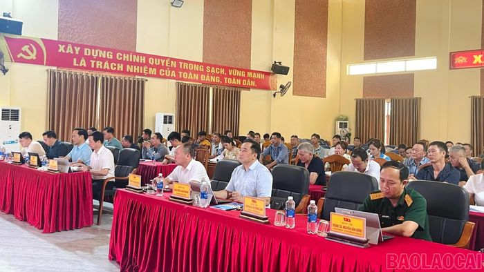 Các đại biểu và người dân dự hội nghị.