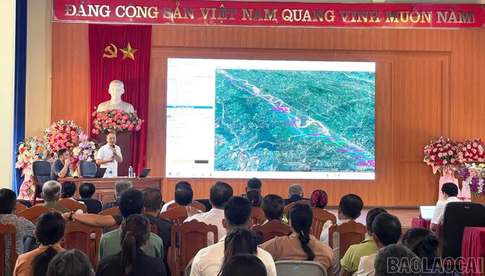 Lãnh đạo UBND xã Bảo Hà trao đổi, giải đáp ý kiến của người dân tại hội nghị.