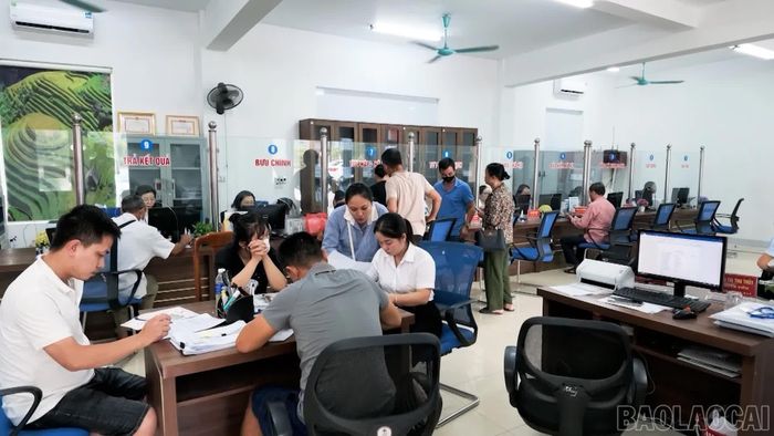 Thái độ tận tình của cán bộ, công chức, viên chức góp phần tạo nên hiệu quả trong thực thi công vụ.