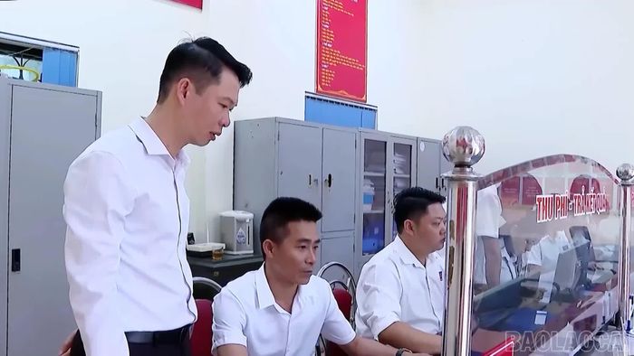 Cán bộ, công chức phường Văn Phú nghiêm túc thực hiện nhiệm vụ, nâng cao tinh thần trách nhiệm trong phục vụ Nhân dân.