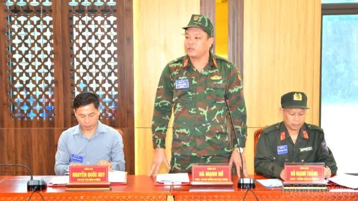 Chỉ huy trưởng Ban chỉ huy quân sự phường Âu Lâu trình bày phương án cuộc diễn tập.