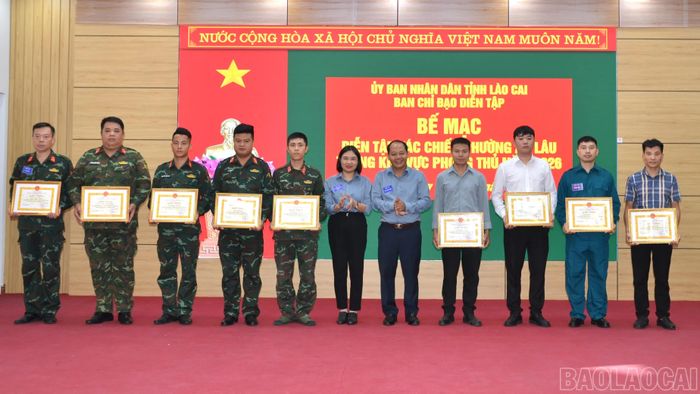 Lãnh đạo phường Âu Lâu tặng giấy khen cho các tập thể, cá nhân có thành tích xuất sắc trong cuộc diễn tập.
