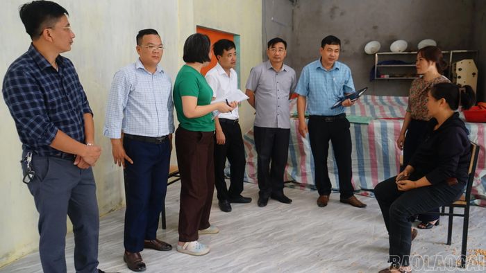 Đoàn công tác khảo sát thực tế 10 hộ dân được đề xuất tham gia mô hình nuôi gà thương phẩm tại thôn Nậm Khắp và Trung Đô.
