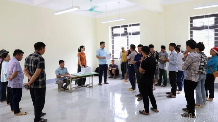 Đại diện các hộ dân tiến hành bốc thăm lô đất.