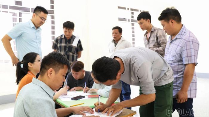 Đại diện các hộ dân ký biên bản xác nhận lô đất.