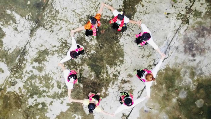 Đội văn nghệ thôn Bản Viềng xã Liên Sơn tích cực luyện tập điệu xòe truyền thống.