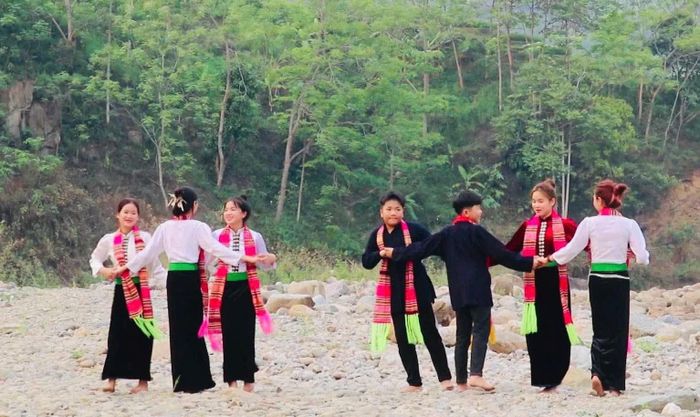 Các làn điệu xòe Thái ngày càng thu hút các bạn trẻ tham gia luyện tập, gìn giữ, phát huy bản sắc văn hóa dân tộc