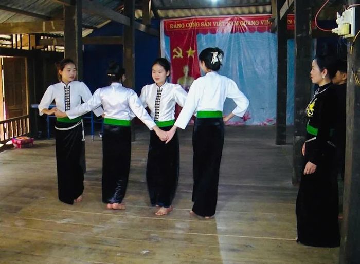 Chị Đinh Thị Hiến tổ dân phố Đoàn Kết, phường Nghĩa Lộ (áo cỏm đen) truyền dạy làn điệu xòe cho thế hệ trẻ