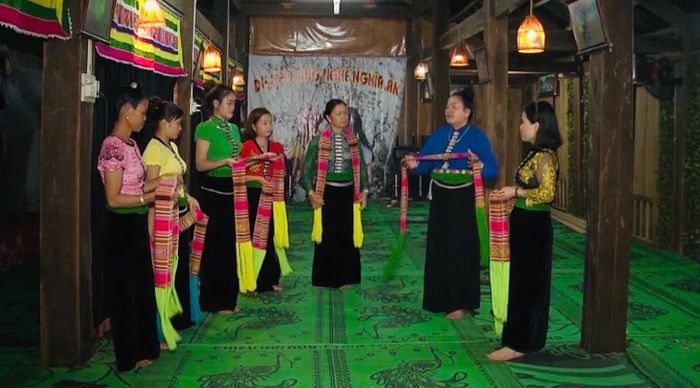 Nghệ nhân ưu tú Điêu Thị Xiêng (áo cỏm xanh nước biển) truyền dạy 6 điệu xòe cổ cho hội viên phụ nữ tổ dân phố Nghĩa An, phường Nghĩa Lộ