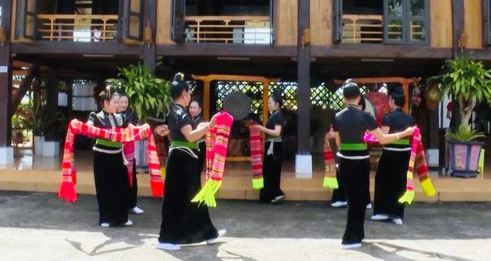 Làn điệu xòe cổ vẫn đang được đồng bào dân tộc Thái ở Mường Lò luyện tập mọi lúc, mọi nơi