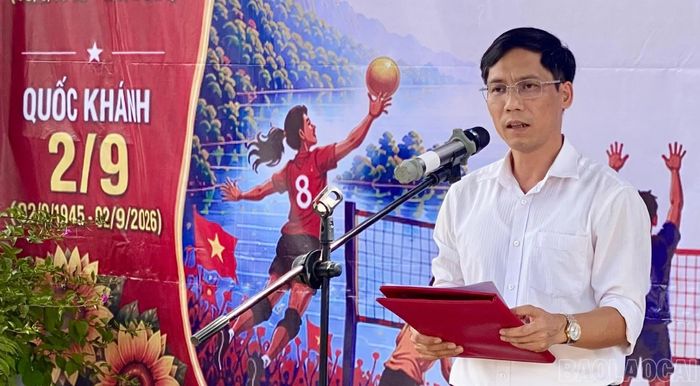 Đồng chí Nguyễn Văn Mạnh - Phó Chủ tịch UBND xã Cảm Nhân, Trưởng Ban tổ chức giải phát biểu khai mạc.