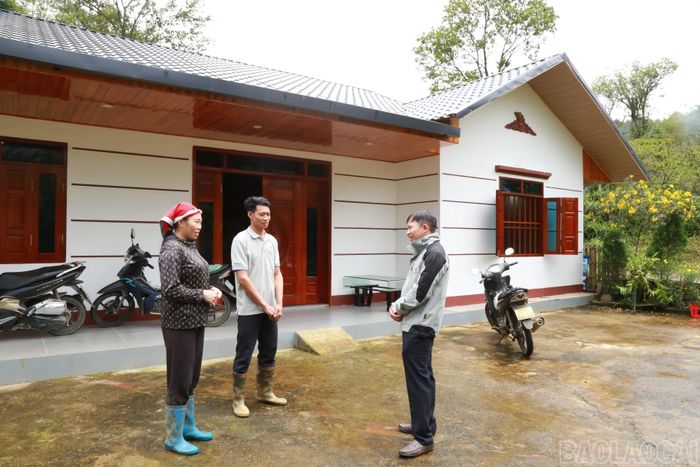 Từ trồng lan, gia đình anh Chảo Dào Kinh đã có thu nhập khá, xây được nhà mới khang trang.