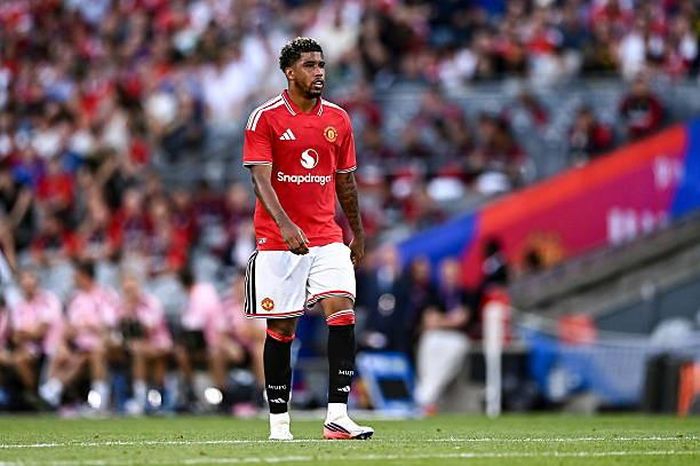 Santos sẽ là mỏ neo của Man Utd mùa tới.