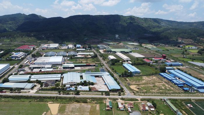 Việc thu hút các nhà đầu tư vào khu, cụm công nghiệp sẽ góp phần tăng thu ngân sách cho địa phương