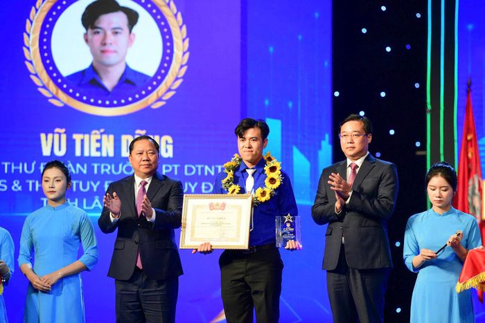 Các con của ông Thái đều trưởng thành và đạt nhiều thành tích đáng tự hào. Vũ Tiến Dũng được Trung ương Đoàn tặng Bằng khen Giải thưởng Lý Tự Trọng