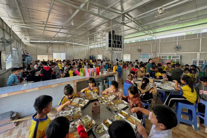 Nhờ đẩy mạnh tuyên truyền, vận động, nhiều trường ở vùng sâu, vùng xa, vùng DTTS đã tổ chức được các bữa ăn miễn phí cho học sinh khó khăn