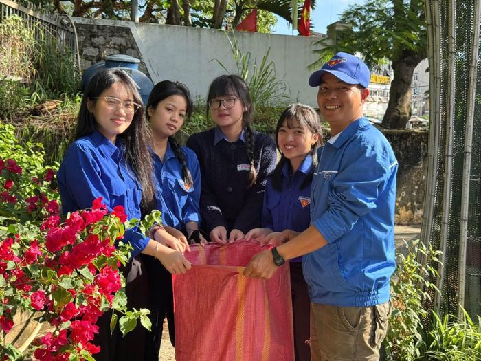 Tuổi trẻ D'ran tham gia chăm sóc cây cảnh, dọn dẹp vệ sinh môi trường