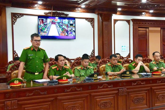 Trung tá Nguyễn Phúc Thùy, Trưởng Công an đặc khu Phú Quý phát biểu ý kiến tại hội nghị