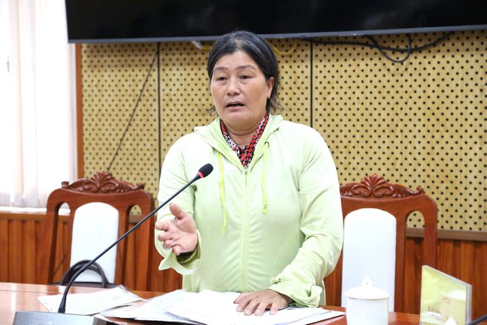 Bà Trương Thị Măng, xã Đinh Văn Lâm Hà trao đổi về tình hình các tranh chấp đất đai, thủ tục quá trình xin cấp giấy chứng nhận quyền sử dụng đất tại xã Đam Rông 1