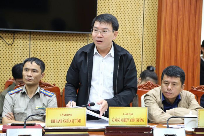 Phó Giám đốc Sở Nông nghiệp và Môi trường Trần Văn Diêu trao đổi tại buổi làm việc