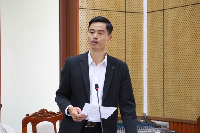 Phó Chủ tịch UBND xã Đam Rông 1 Phan Văn Đáng trao đổi tại buổi làm việc