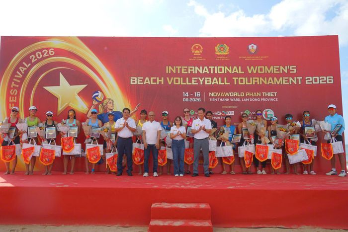 Ban Tổ chức tặng hoa và kỷ niệm chương cho các đội tham dự tại Giải Bóng chuyền bãi biển nữ quốc tế