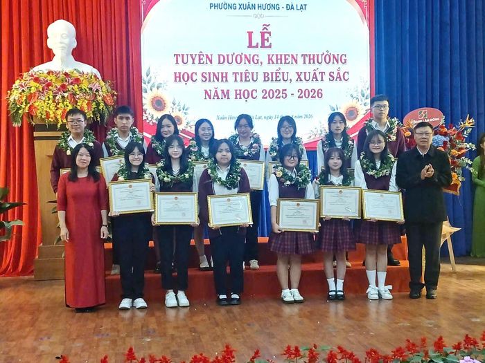 Ông Đỗ Hoàng Tuấn, Phó Chủ tịch Hội Khuyến học tỉnh và bà Trần Thị Vũ Loan, Chủ tịch UBND phường Xuân Hương - Đà Lạt tặng phần thưởng cho các em học sinh xuất sắc