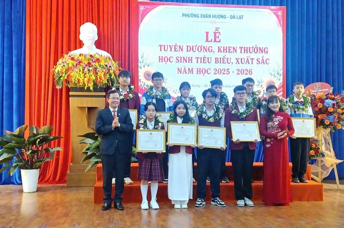 Bà Phạm Thị Hồng Hải, Phó Ban Tuyên giáo và Dân vận Tỉnh ủy và ông Nguyễn Văn Lộc, Bí thư Đảng ủy phường Xuân Hương - Đà Lạt trao phần thưởng cho các học sinh xuất sắc