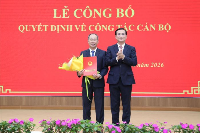 Ủy viên Ban Chấp hành Trung ương Đảng, Phó Bí thư Tỉnh ủy, Chủ tịch UBND tỉnh Lâm Đồng Hồ Văn Mười trao Quyết định Giám đốc Ban QLDA Đầu tư xây dựng số 1 cho ông Nguyễn Quang Tứ