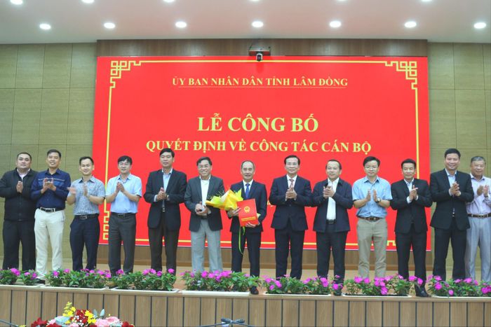 Ủy viên Ban Chấp hành Trung ương Đảng, Phó Bí thư Tỉnh ủy, Chủ tịch UBND tỉnh Lâm Đồng Hồ Văn Mười cùng lãnh đạo Ban QLDA Đầu tư xây dựng số 1 chúc mừng ông Nguyễn Quang Tứ