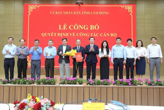 Ủy viên Ban Chấp hành Trung ương Đảng, Phó Bí thư Tỉnh ủy, Chủ tịch UBND tỉnh Lâm Đồng Hồ Văn Mười và lãnh đạo Đảng ủy, HĐND, UBND xã Kiến Đức chúc mừng ông Nguyễn Quang Tứ
