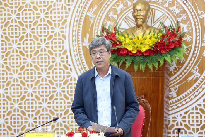 Phó Chủ tịch UBND tỉnh Lâm Đồng Nguyễn Minh báo cáo tiến độ xây dựng các trường học tại Lâm Đồng