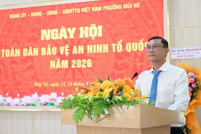 Chủ tịch UBND phường Mũi Né Lê Thanh Sơn phát biểu khai mạc ngày hội và ôn lại truyền thống