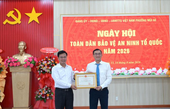 Phó Chủ tịch UBND tỉnh Đinh Văn Tuấn trao tặng Bằng khen của Chủ tịch UBND tỉnh cho cán bộ và Nhân dân phường Mũi Né có thành tích xuất sắc trong phong trào toàn dân bảo vệ an ninh Tổ quốc và tổ chức các hoạt động hưởng ứng Ngày hội toàn dân bảo vệ ANTQ năm 2026