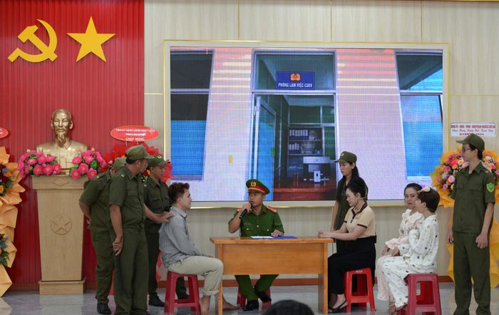 Các đại biểu được xem tiểu phẩm sân khấu hóa với chủ đề “Phòng, chống bạo lực Gia đình và lây lan ma túy”
