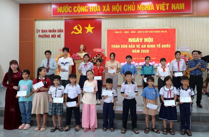 Nhiều phần quà trao tặng cho các em học sinh có hoàn cảnh khó khăn, học giỏi