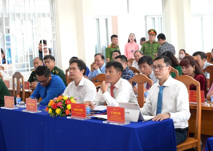 Lãnh đạo UBND phường Mũi Né và các đại biểu dự ngày hội.