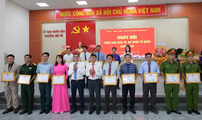 Các cá nhân và tập thể được nhận giấy khen của UBND phường Mũi Né
