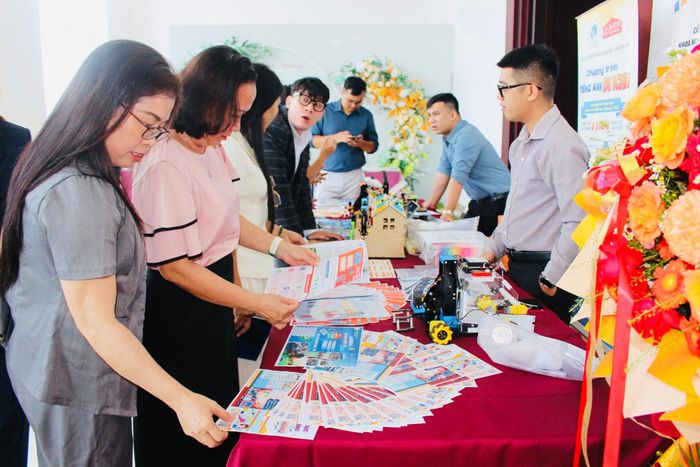 Đại biểu tham quan mô hình, giáo dục STEM