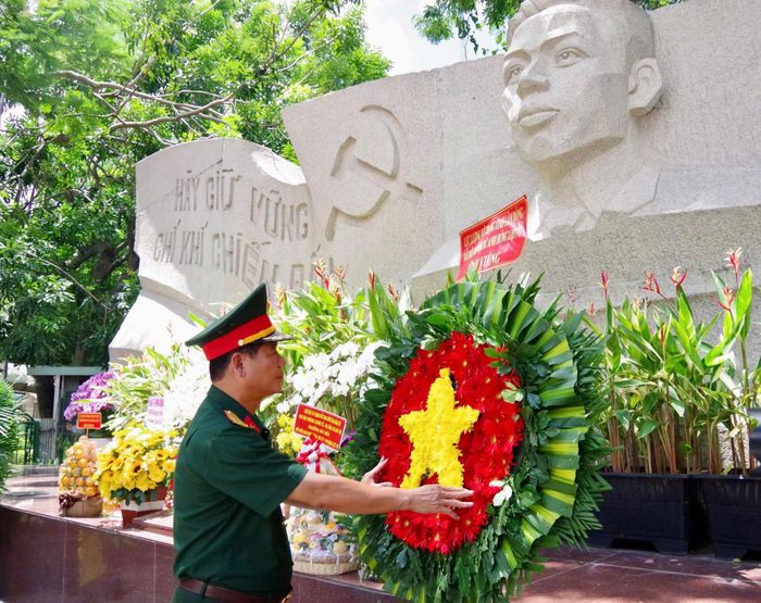 Đại tá Đinh Hồng Quân, Phó Chính ủy Bộ CHQS tỉnh sửa vòng hoa tưởng nhớ cố Tổng Bí thư Trần Phú cùng các Anh hùng liệt sĩ