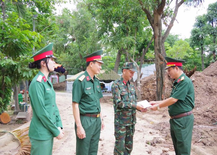 Phó Chính ủy Bộ CHQS tỉnh Lâm Đồng thăm, động viên và tặng quà cán bộ, chiến sĩ đang trực tiếp thực hiện nhiệm vụ tìm kiếm, quy tập và xác định danh tính hài cốt liệt sĩ tại khu vực Công viên Lê Thị Riêng
