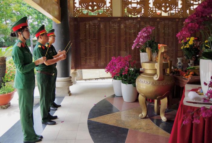 Các đồng chí trong đoàn công tác của Bộ CHQS tỉnh Lâm Đồng viếng các Anh hùng liệt sĩ