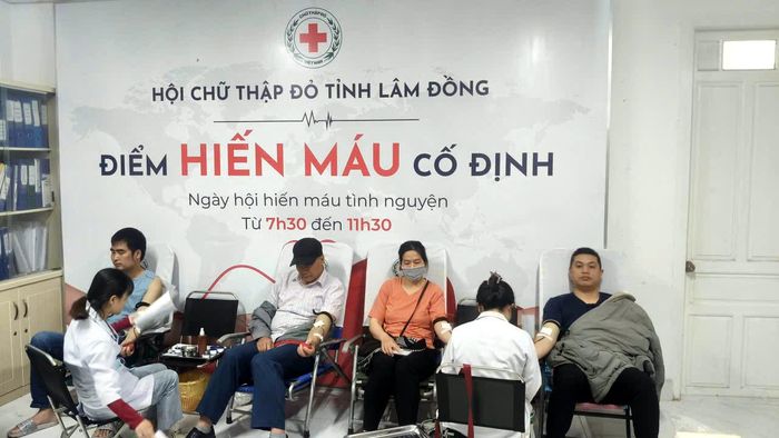 Người dân xứ Ngàn Hoa chia sẻ giọt hồng nhân ái