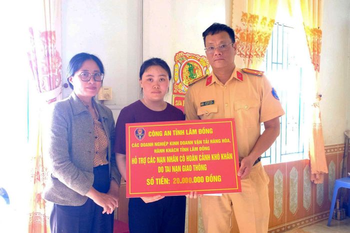 Đại diện Phòng CSGT và Ủy ban MTTQ Việt Nam tỉnh trao tiền hỗ trợ cho gia đình nạn nhân