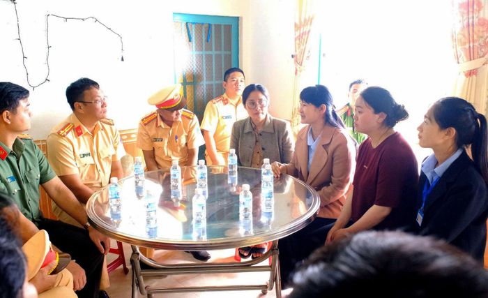 Đoàn công tác thăm hỏi, động viên gia đình nạn nhân