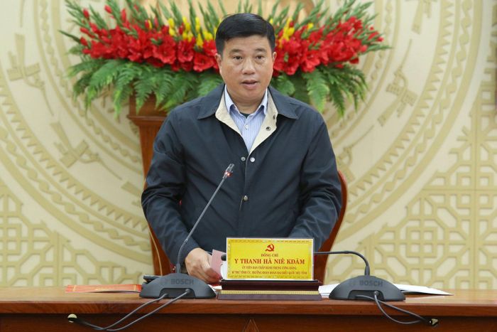 Đồng chí Y Thanh Hà Niê Kđăm, Ủy viên Ban Chấp hành Trung ương Đảng, Bí thư Tỉnh ủy, Trưởng Đoàn ĐBQH tỉnh Lâm Đồng phát biểu kết luận cuộc họp